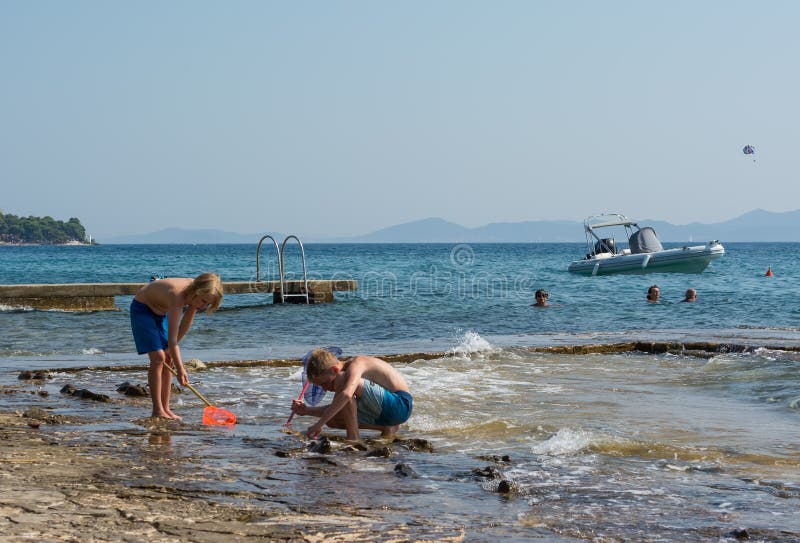 PETERCHAN, CROACIA 7 DE AGOSTO DE 2015: Dos muchachos felices que se divierten a fotos de archivo libres de regalías PETERCHAN, CROACIA 7 DE AGOSTO DE 2015: Dos muchachos felices que se divierten a fotos de archivo libres de regalías