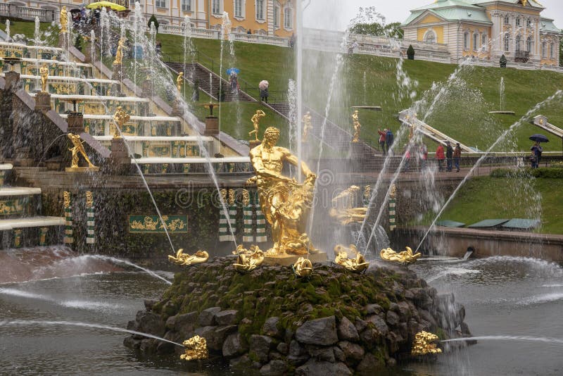 Peterhof,圣彼德堡,俄罗斯-大约2017年6月:盛大小瀑布在Peterhof或Petergof宫殿 库存图片 Peterhof,圣彼德堡,俄罗斯-大约2017年6月:盛大小瀑布在Peterhof或Petergof宫殿 库存图片