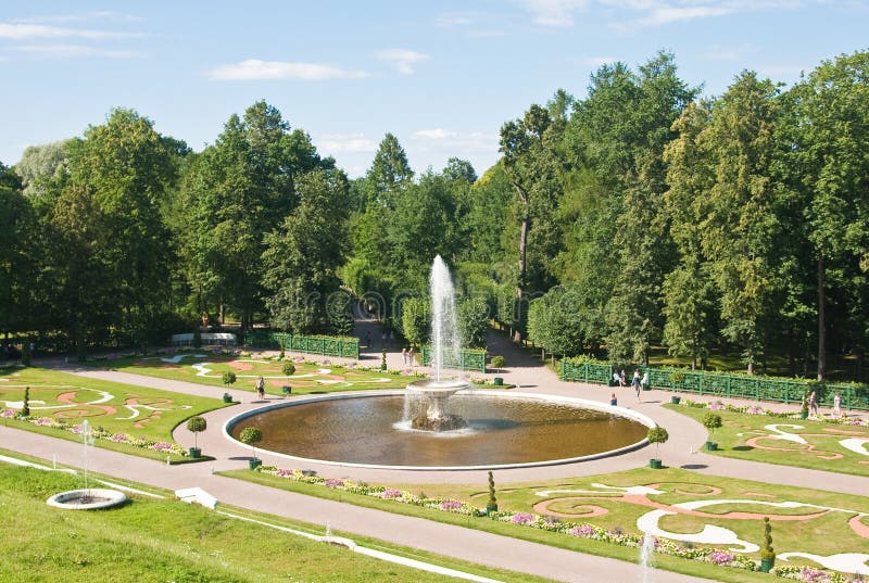 Peterhof. Abbassi la sosta. Ciotola della fontana fotografie stock libere da diritti