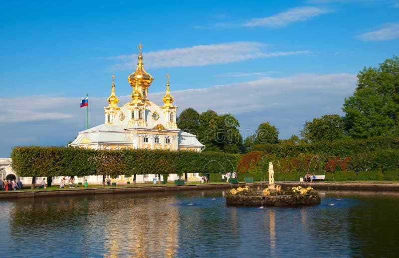 Peterhof Rusland Oostelijke Vierkante Vijver met Apollo Sculpture royalty-vrije stock foto's Peterhof Rusland Oostelijke Vierkante Vijver met Apollo Sculpture royalty-vrije stock foto's