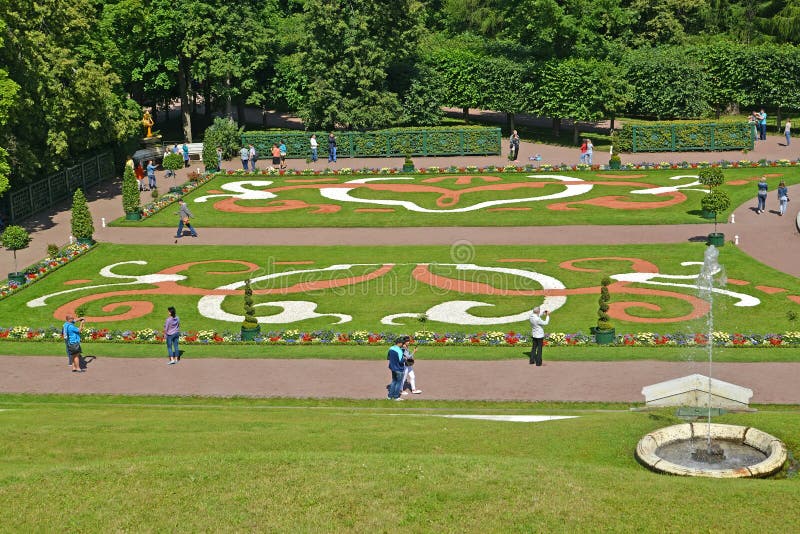 peterhof russia En sikt av den stora rabatten i orkesterplatser av Nizhny av parkerar arkivfoto peterhof russia En sikt av den stora rabatten i orkesterplatser av Nizhny av parkerar arkivfoto