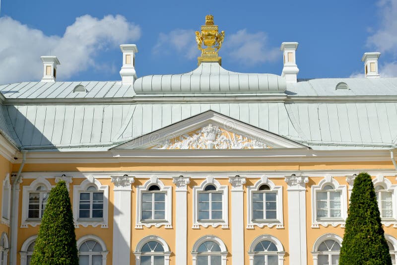 peterhof russia Fragment av den storslagna Peterhof slotten arkivfoton peterhof russia Fragment av den storslagna Peterhof slotten arkivfoton