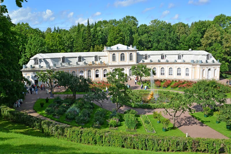 peterhof russia Sikt av det trädgårds- och stora växthuset för drivhus fäll ned parken royaltyfria bilder peterhof russia Sikt av det trädgårds- och stora växthuset för drivhus fäll ned parken royaltyfria bilder