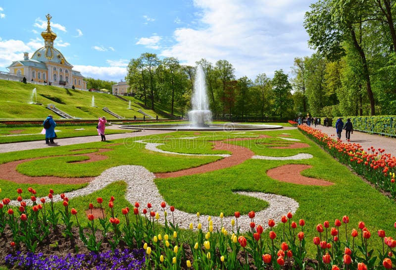 Peterhof, Russland - 3. Juni 2017 Großer italienischer Brunnen im Großen Verlust stockfotografie Peterhof, Russland - 3. Juni 2017 Großer italienischer Brunnen im Großen Verlust stockfotografie