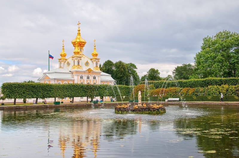 Peterhof Russland Quadratischer Teich Mit Apollo Redaktionelles Bild