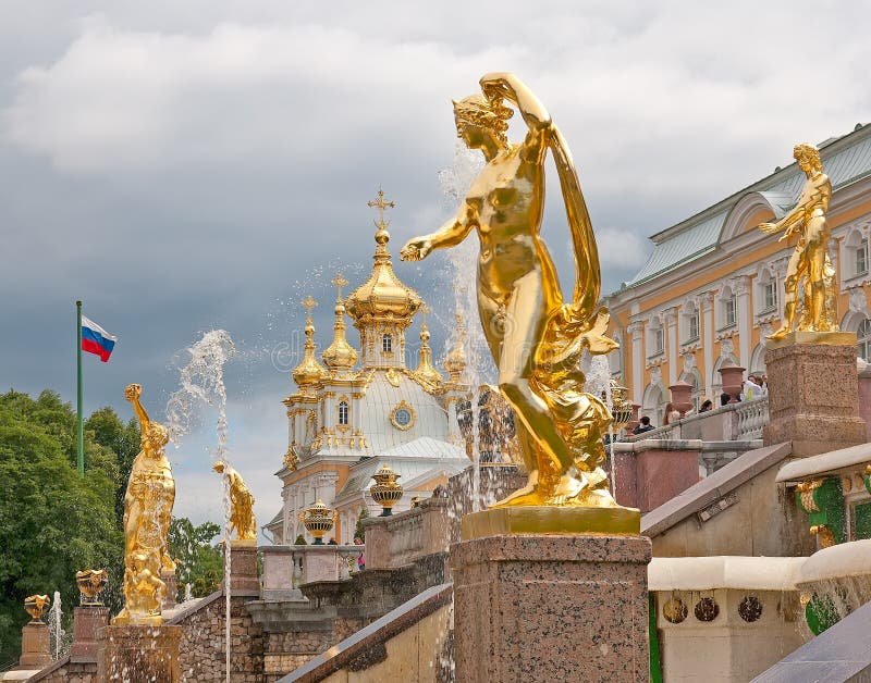 peterhof Ryssland kaskadtusen dollarpeterhof royaltyfri bild peterhof Ryssland kaskadtusen dollarpeterhof royaltyfri bild