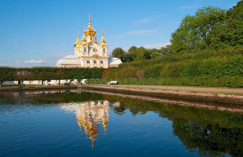 peterhof Ryssland Östligt fyrkantigt damm och slottkyrkan arkivfoton peterhof Ryssland Östligt fyrkantigt damm och slottkyrkan arkivfoton