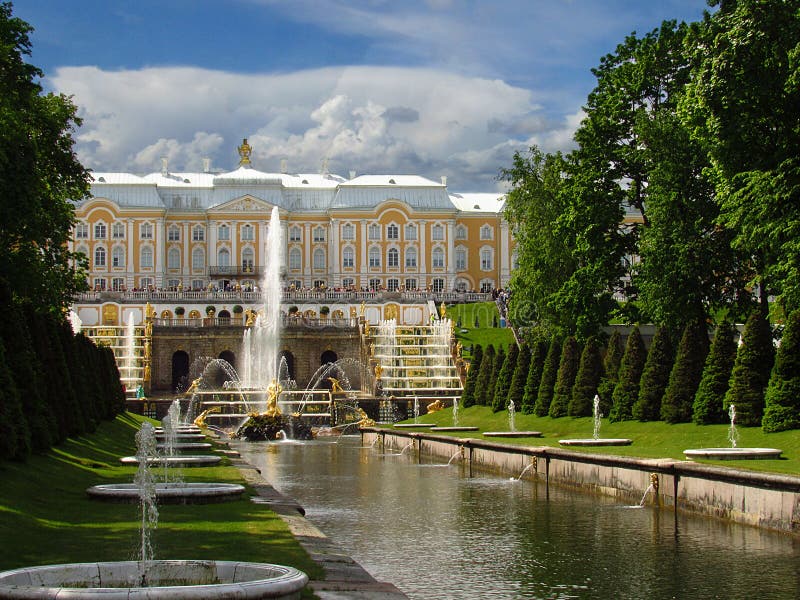 Peterhof, Rússia Vista da grande cascata, 11 06 2017 fotos de stock royalty free Peterhof, Rússia Vista da grande cascata, 11 06 2017 fotos de stock royalty free