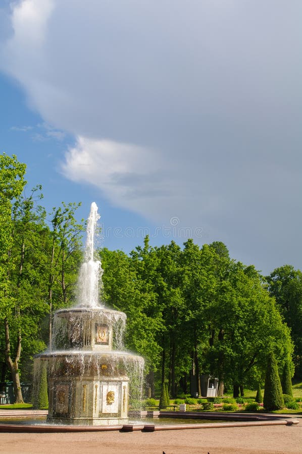 PETERHOF, SAN PIETROBURGO, RUSSIA - 6 GIUGNO 2014: La fontana nel palazzo superiore del parco è stata inclusa nel patrimonio mond fotografia stock libera da diritti PETERHOF, SAN PIETROBURGO, RUSSIA - 6 GIUGNO 2014: La fontana nel palazzo superiore del parco è stata inclusa nel patrimonio mond fotografia stock libera da diritti