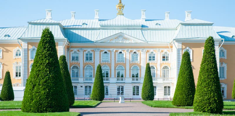 Peterhof ST PETERSBURG, RYSSLAND - JUNI 06, 2019: Storslagen Peterhof slott i övreträdgården av Peterhof, arkivfoto Peterhof ST PETERSBURG, RYSSLAND - JUNI 06, 2019: Storslagen Peterhof slott i övreträdgården av Peterhof, arkivfoto
