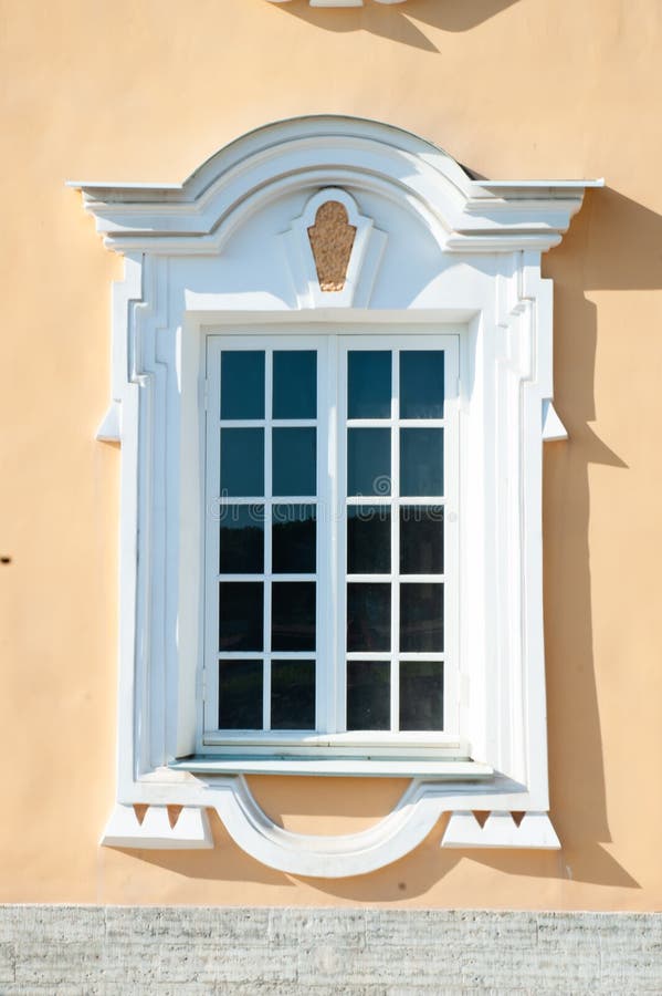 Peterhof, ΑΓΙΟΣ ΠΕΤΡΟΥΠΟΛΗ, ΡΩΣΙΑ - 6 ΙΟΥΝΊΟΥ 2019: Τεμάχιο της πρόσοψης του κτηρίου στο ύφος μπαρόκ, στοκ φωτογραφία Peterhof, ΑΓΙΟΣ ΠΕΤΡΟΥΠΟΛΗ, ΡΩΣΙΑ - 6 ΙΟΥΝΊΟΥ 2019: Τεμάχιο της πρόσοψης του κτηρίου στο ύφος μπαρόκ, στοκ φωτογραφία