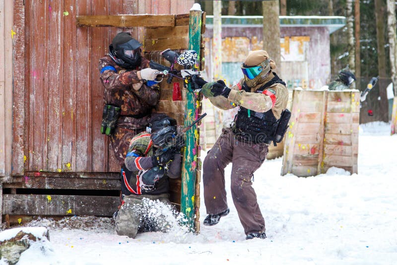 Petersburg Rosja, Luty, - 21, 2016: Dużego rocznego paintball scenariuszowy gemowy 'dzień M' w Snaker klubie fotografia royalty free Petersburg Rosja, Luty, - 21, 2016: Dużego rocznego paintball scenariuszowy gemowy 'dzień M' w Snaker klubie fotografia royalty free