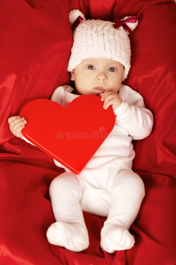 Petit Bebe Mignon Avec Le Coeur Image Stock Image Du Fond Regarder Petit Bebe Mignon Avec Le Coeur Image Stock Image Du Fond Regarder