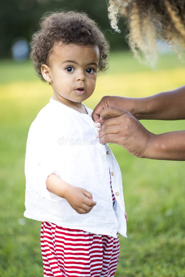Petit Bebe Mignon De Metis En Parc Photo Stock Image Du Mulatre Amusement Petit Bebe Mignon De Metis En Parc Photo Stock Image Du Mulatre Amusement