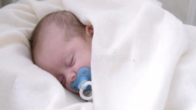 Petit Bébé Nouveau-né Garçon Dormant Dans Un Lit D'enfant Avec Bébé  Mannequin Et Ours En Peluche Banque De Vidéos - Vidéo du couverture,  enfant: 251038510