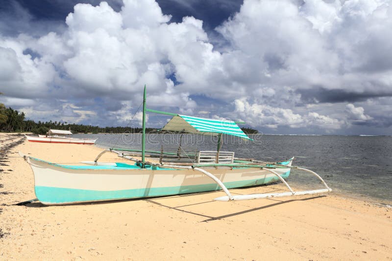 Petit bateau philippin sur la plage image stock Petit bateau philippin sur la plage image stock