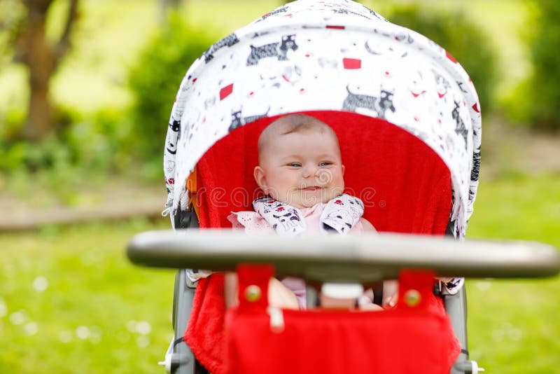 Secondes Et Minutes Nouveau-nées D'enfant De Bébé Après La Naissance  Enveloppée En Serviette Photo stock - Image du chéri, naissance: 92646570