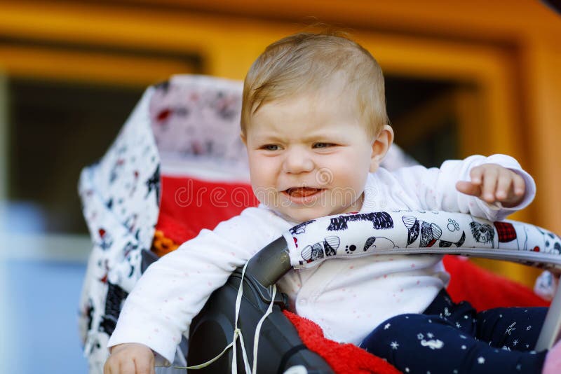 Petit Beau Bebe Mignon S Asseyant Dans La Maman De Landau Ou De Poussette Et D Attente Enfant Triste Pleurant Avec Des Yeux Bleus Photo Stock Image Du Stationnement Vert Petit Beau Bebe Mignon S Asseyant Dans La Maman De Landau Ou De Poussette Et D Attente Enfant Triste Pleurant Avec Des Yeux Bleus Photo Stock Image Du Stationnement Vert