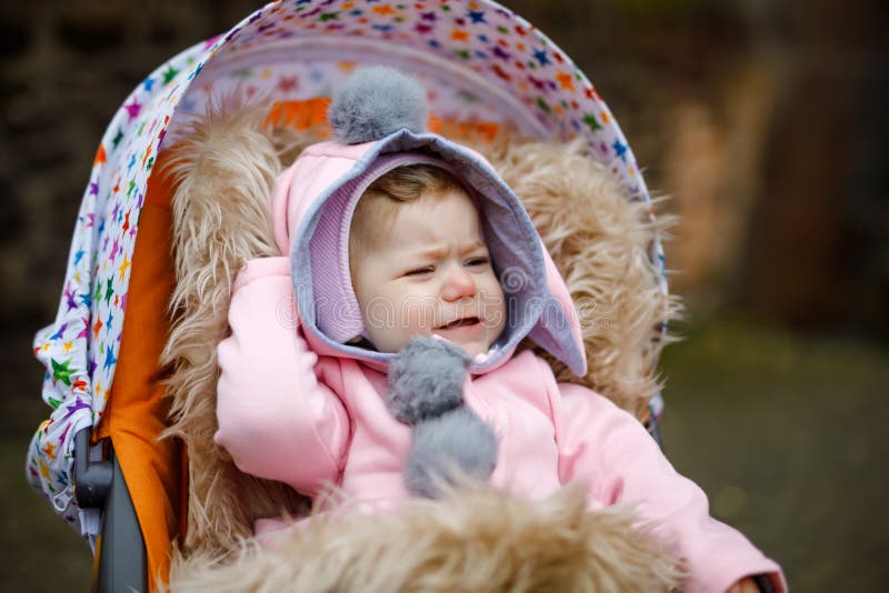 Petit beau bébé pleurant triste s'asseyant dans le landau ou la poussette le jour d'automne Enfant fatigué et épuisé malheureux image stock Petit beau bébé pleurant triste s'asseyant dans le landau ou la poussette le jour d'automne Enfant fatigué et épuisé malheureux image stock
