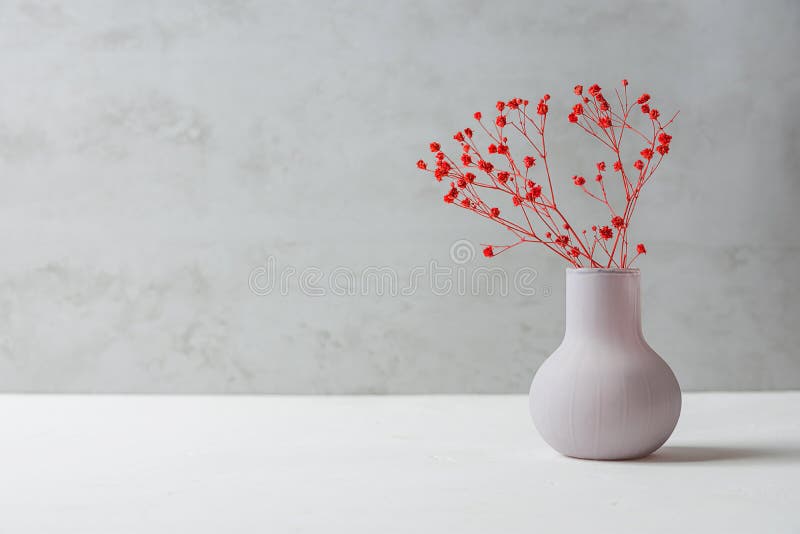 Petit bouquet des fleurs rouges dans le vase à vintage sur le Tableau blanc Grey Cement Wall Background Maquette courante dénommé photo libre de droits Petit bouquet des fleurs rouges dans le vase à vintage sur le Tableau blanc Grey Cement Wall Background Maquette courante dénommé photo libre de droits