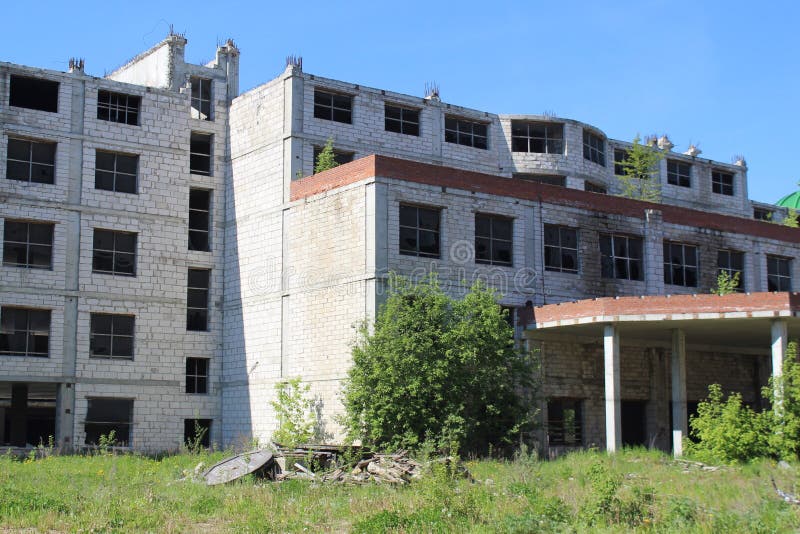 Petit bâtiment abandonné sans vitres photographie stock