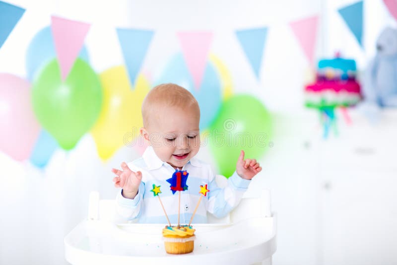 Petit bébé garçon célébrant le premier anniversaire photos libres de droits Petit bébé garçon célébrant le premier anniversaire photos libres de droits