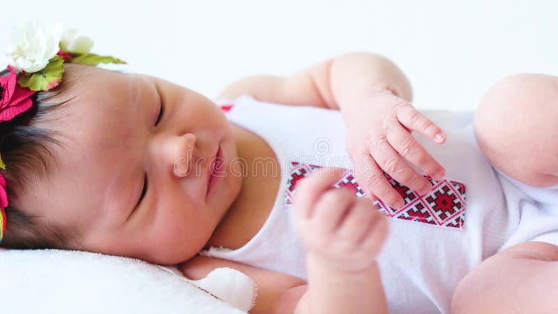 Petit bébé nouveau-né adorable en broderie ukrainienne banque de vidéos