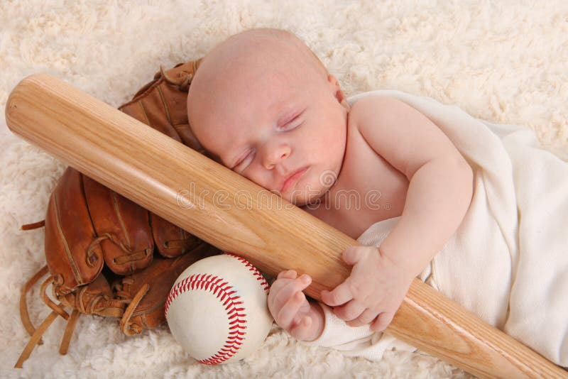 Petit bébé retenant une batte de baseball images stock Petit bébé retenant une batte de baseball images stock