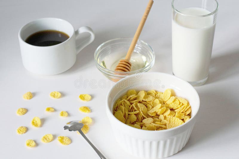 Petit d?jeuner sain avec les cornflakes et le lait au-dessus du fond blanc photos libres de droits Petit d?jeuner sain avec les cornflakes et le lait au-dessus du fond blanc photos libres de droits