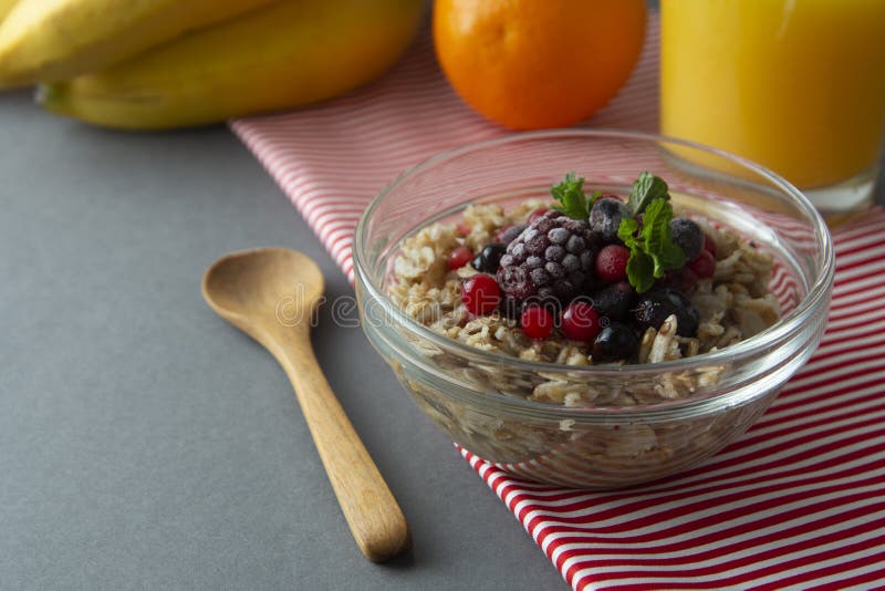 Petit d?jeuner sain dans une cuvette avec des oatmeals, baies surgel?es, fraises fra?ches, menthe Gruau d'avoine avec des fruits images libres de droits Petit d?jeuner sain dans une cuvette avec des oatmeals, baies surgel?es, fraises fra?ches, menthe Gruau d'avoine avec des fruits images libres de droits