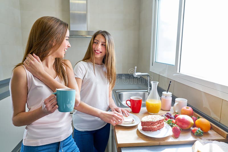 Petit déjeuner d'ados de filles de meilleurs amis dans la cuisine photographie stock libre de droits Petit déjeuner d'ados de filles de meilleurs amis dans la cuisine photographie stock libre de droits