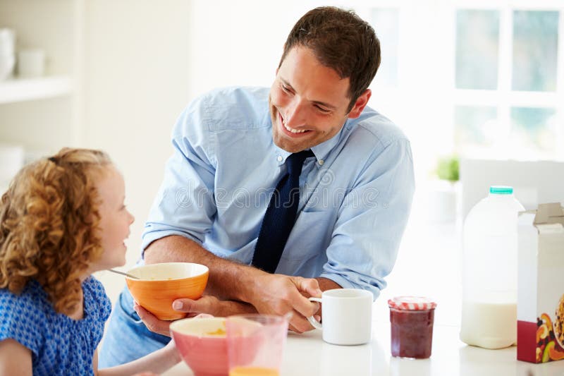 Petit déjeuner d'And Daughter Having de père dans la cuisine ensemble images libres de droits Petit déjeuner d'And Daughter Having de père dans la cuisine ensemble images libres de droits