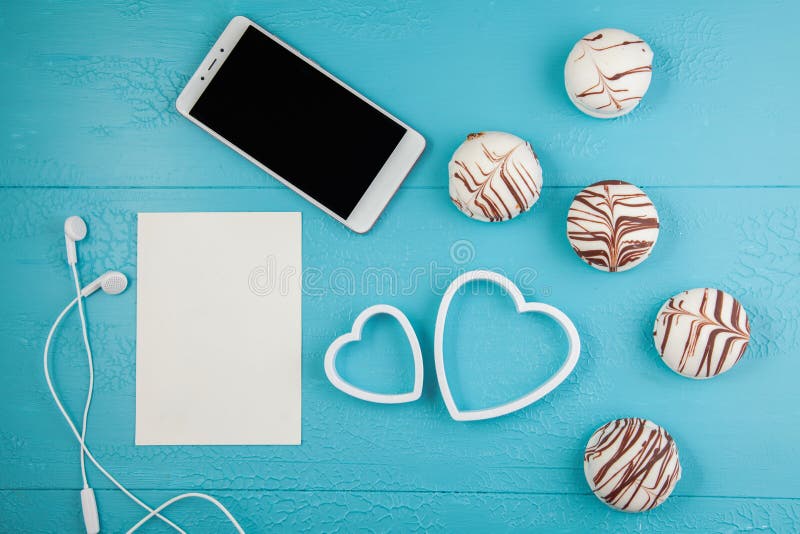 Petit déjeuner de matin pour le jour de valentines Smartphone, bonbons au chocolat, carte pour le texte, deux coeurs décoratifs s image stock Petit déjeuner de matin pour le jour de valentines Smartphone, bonbons au chocolat, carte pour le texte, deux coeurs décoratifs s image stock