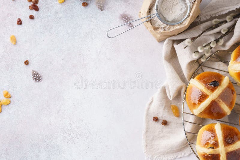 Petit déjeuner de Pâques avec les petits pains croisés chauds traditionnels images libres de droits Petit déjeuner de Pâques avec les petits pains croisés chauds traditionnels images libres de droits