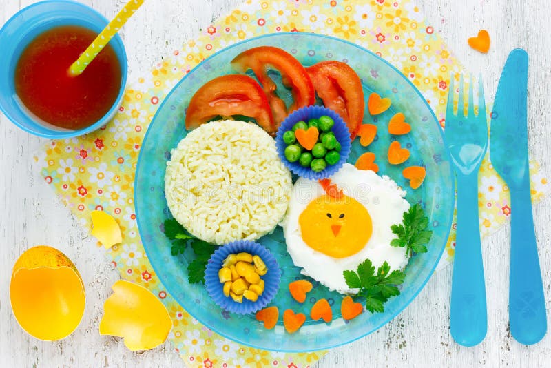 Petit déjeuner de Pâques pour l'enfant Idée créative pour l'aliment pour bébé images stock Petit déjeuner de Pâques pour l'enfant Idée créative pour l'aliment pour bébé images stock