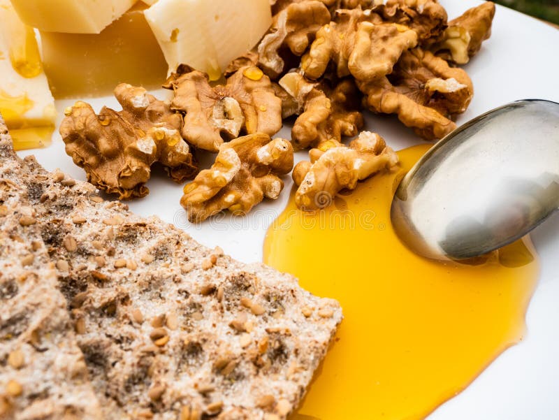 Petit déjeuner doux et salé dans l'extérieur sain italien très sain avec du fromage fait maison du lait de vache, noix, un bon no photos stock Petit déjeuner doux et salé dans l'extérieur sain italien très sain avec du fromage fait maison du lait de vache, noix, un bon no photos stock