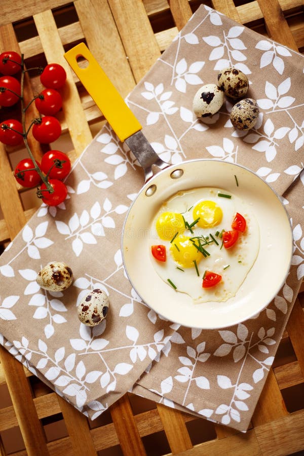 Petit déjeuner frais avec la casserole d'oeufs au plat photographie stock Petit déjeuner frais avec la casserole d'oeufs au plat photographie stock