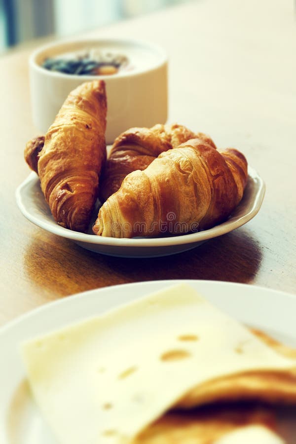 Petit déjeuner frais savoureux avec des croissants de plat image stock Petit déjeuner frais savoureux avec des croissants de plat image stock
