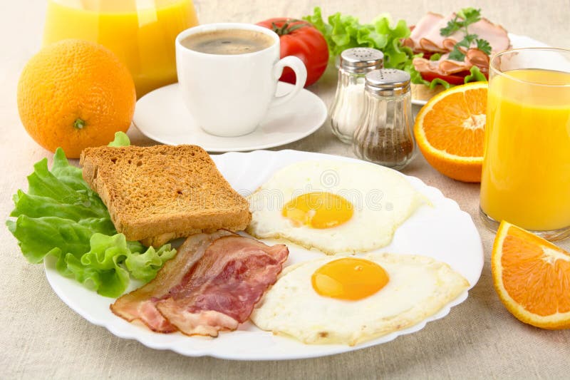 Petit déjeuner gras sain avec la tasse de café avec le lard, oeufs images stock Petit déjeuner gras sain avec la tasse de café avec le lard, oeufs images stock