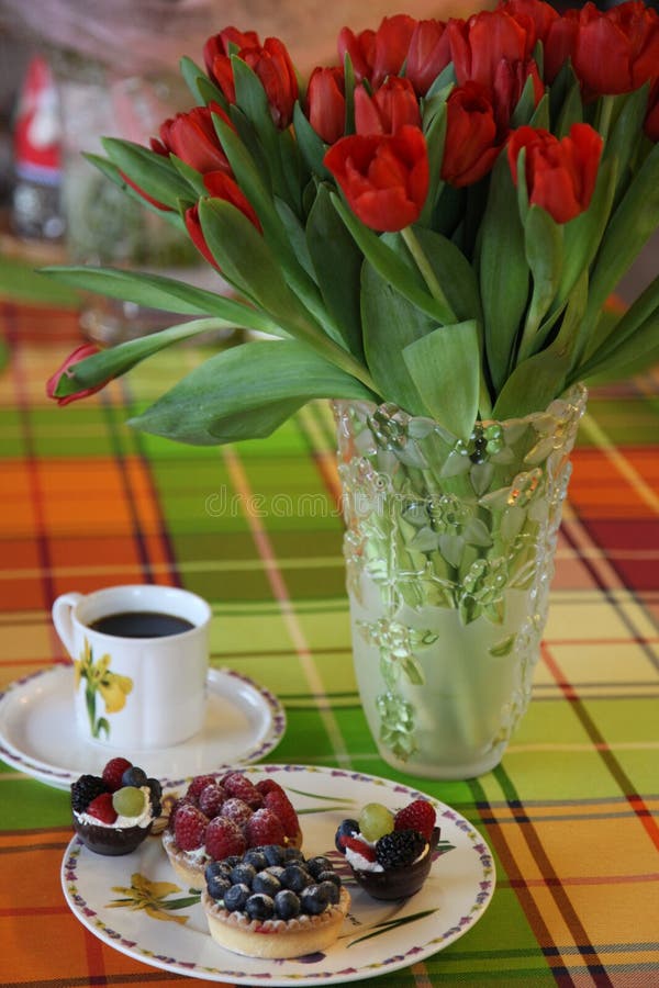 Petit déjeuner rouge de café de Tartas de gâteaux de tulipes photos stock Petit déjeuner rouge de café de Tartas de gâteaux de tulipes photos stock