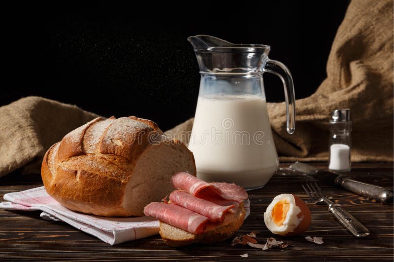 Petit déjeuner rural sur une table photographie stock libre de droits Petit déjeuner rural sur une table photographie stock libre de droits