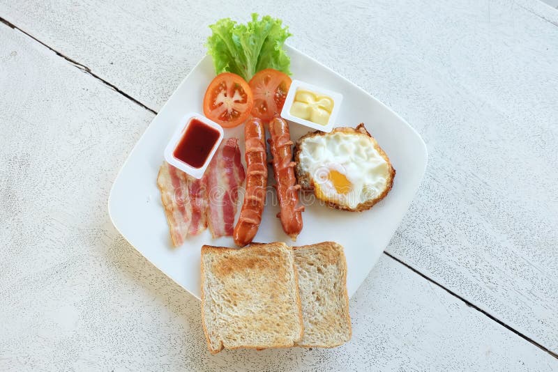 Petit déjeuner réglé dans le plat blanc image libre de droits Petit déjeuner réglé dans le plat blanc image libre de droits