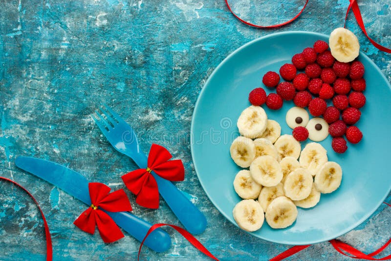 Petit déjeuner sain de casse-croûte de dessert de Noël pour des enfants - framboise b photos stock Petit déjeuner sain de casse-croûte de dessert de Noël pour des enfants - framboise b photos stock