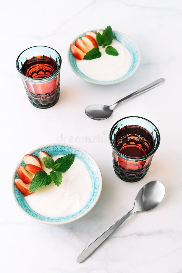 Petit déjeuner sain de yaourt, de fruit et de jus grecs naturels sur la table de marbre image libre de droits Petit déjeuner sain de yaourt, de fruit et de jus grecs naturels sur la table de marbre image libre de droits