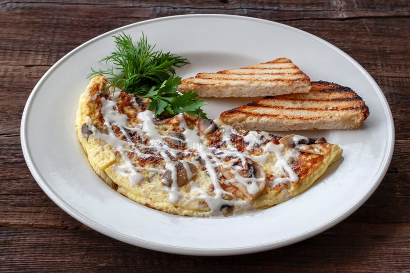 Petit déjeuner végétarien : oeufs brouillés avec des champignons, verts et photo libre de droits Petit déjeuner végétarien : oeufs brouillés avec des champignons, verts et photo libre de droits