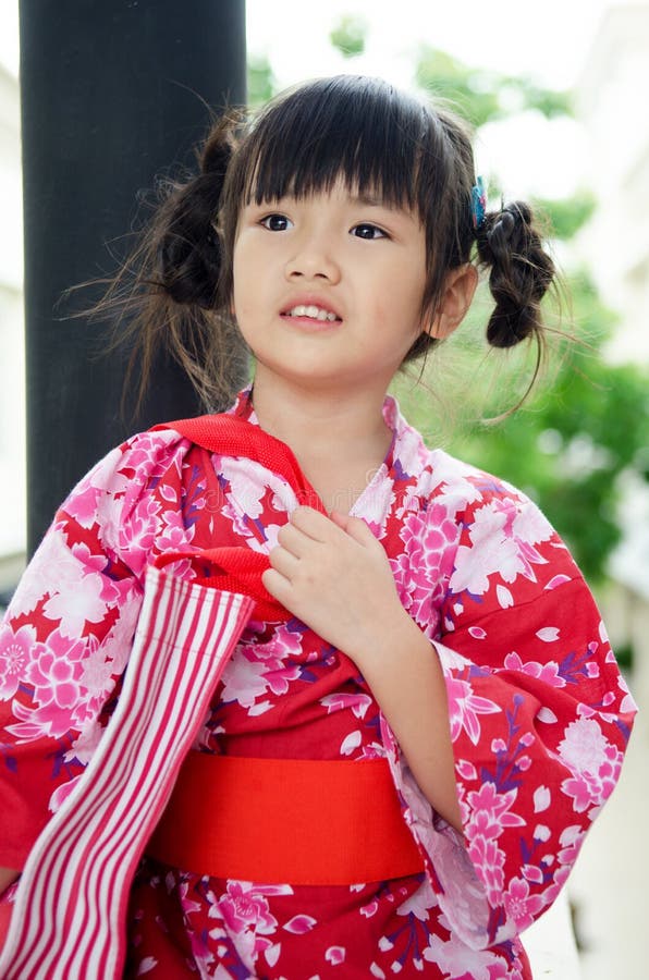 Petit Enfant Asiatique  Dans Le Costume Traditionnel  