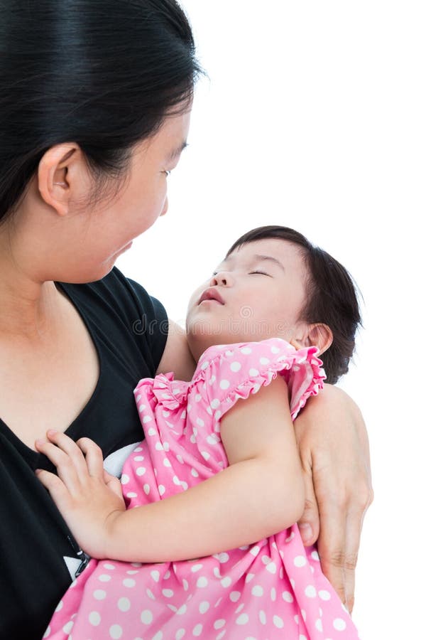 Petit enfant asiatique somnolent avec la maman, concept de la famille heureux mère photographie stock Petit enfant asiatique somnolent avec la maman, concept de la famille heureux mère photographie stock