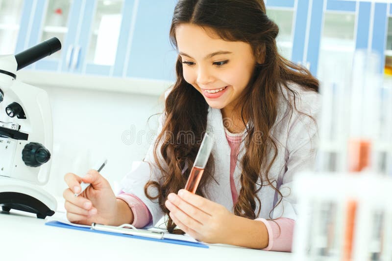 Petit enfant avec apprendre la classe dans le laboratoire d'école travaillant sur le projet images libres de droits Petit enfant avec apprendre la classe dans le laboratoire d'école travaillant sur le projet images libres de droits