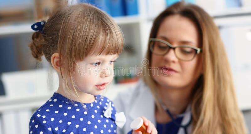 Petit enfant avec mère à l'accueil pédiatrique image stock