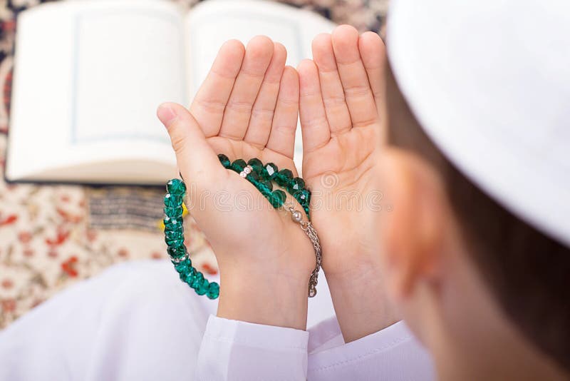 Petit enfant de musulmans faisant le duaa dans Ramadan. Ramadan Portrait - petit enfant de musulmans faisant le duaa priant à Allah - vue arrière